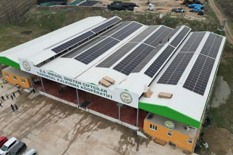 İnegöl'de çiftçilerin elektrik ihtiyacı için  558 adet güneş enerji paneli kuruldu.